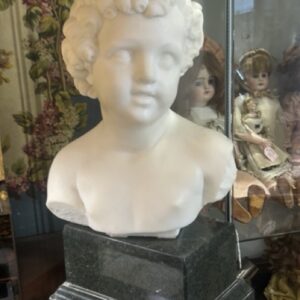 mezzo busto in marmo di bambino